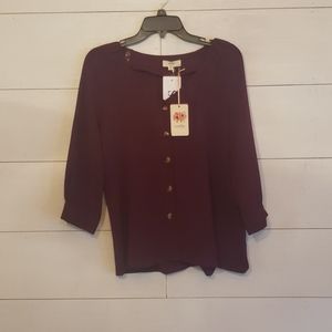 Entro burgandy top w/ buttons!
